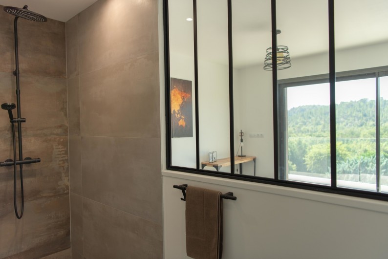 Location de vacances - Villa à Callian - Vue de la salle de bain sur la chbre parentale 2