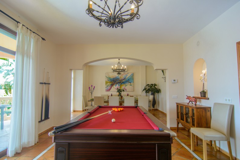 Location de vacances - Chalet à Marbella - Table de billard dans le salon pour le divertissement