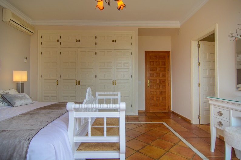 Location de vacances - Chalet à Marbella - Penderies spacieuses, sortie sur la terrasse depuis la chambre.