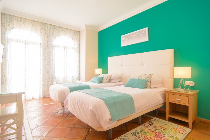 Location de vacances - Chalet à Marbella - Chambre d'amis avec sortie sur la terrasse, table de maquillage