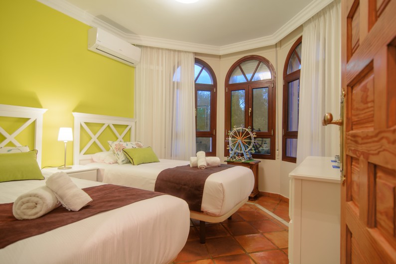 Location de vacances - Chalet à Marbella - Deux lits simples dans la chambre d'amis, grandes fenêtres