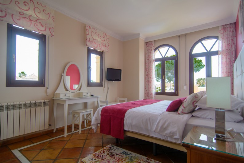 Location de vacances - Chalet à Marbella - Chambre d'hôtes avec deux lits simples, table de maquillage