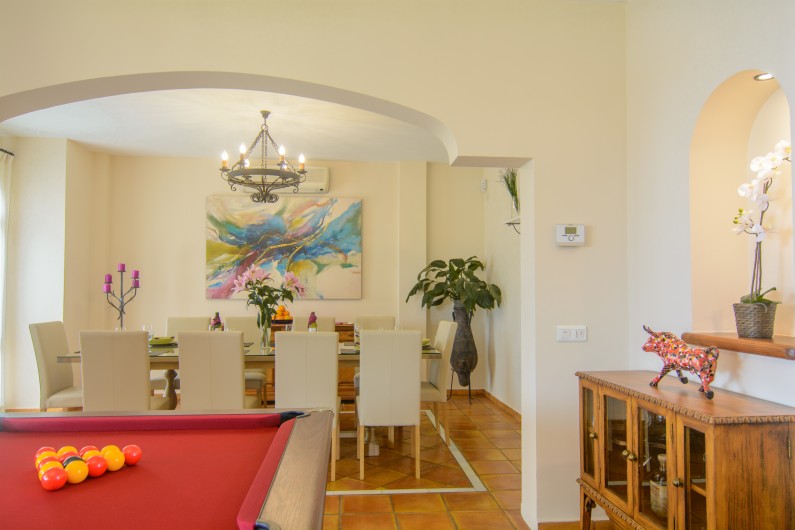 Location de vacances - Chalet à Marbella - Table de billard dans le salon pour le divertissement