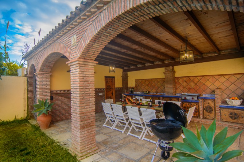 Location de vacances - Chalet à Marbella - Table à manger pour 10 personnes dans le patio avec BBQ, aire de cuisson.