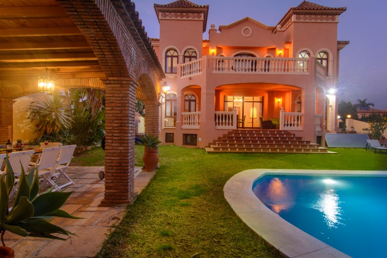 Location de vacances - Chalet à Marbella - Villa de six chambres avec piscine, patio, jardin et terrasses.