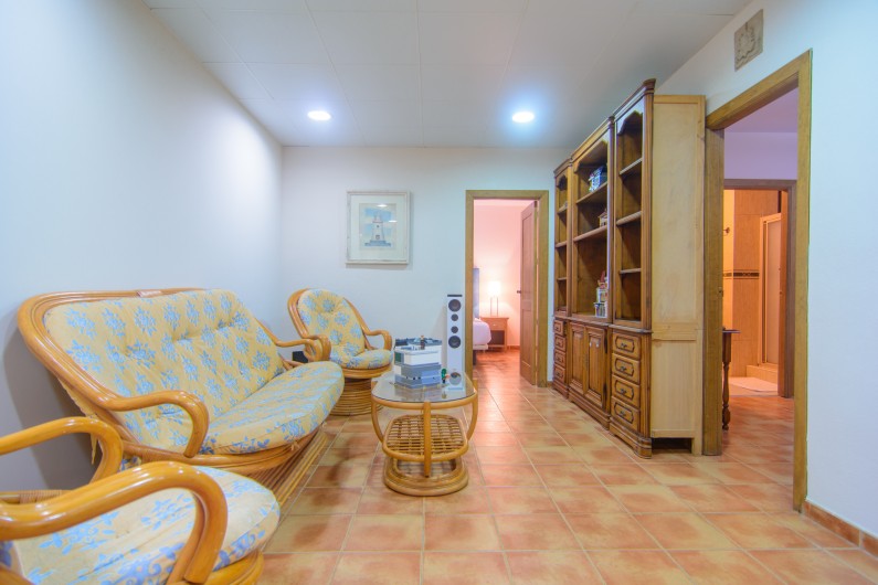 Location de vacances - Chalet à Marbella - Salon semi-souterrain avec canapé confortable