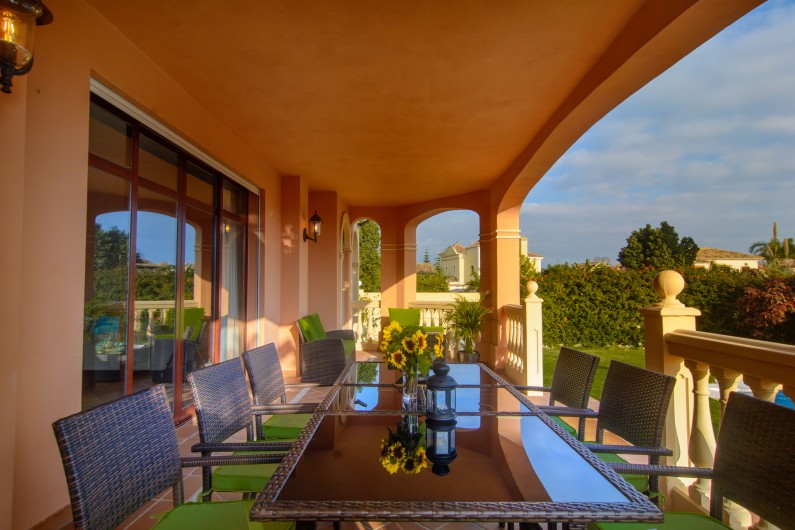 Location de vacances - Chalet à Marbella - Terrasse avec une grande table à manger avec vue sur la piscine
