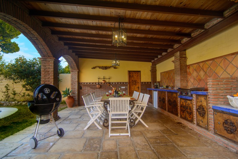 Location de vacances - Chalet à Marbella - Table à manger pour 10 personnes dans le patio avec BBQ, aire de cuisson.