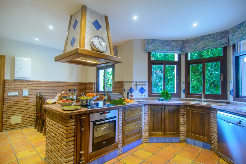 Location de vacances - Chalet à Marbella - Cuisine entièrement équipée avec des détails de murs en briques