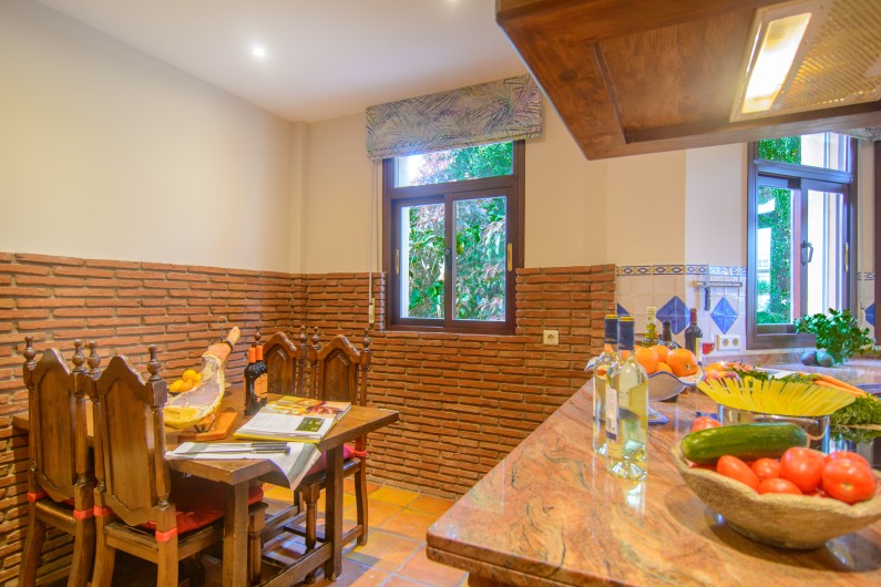 Location de vacances - Chalet à Marbella - Petite table à manger en bois pour quatre dans la cuisine