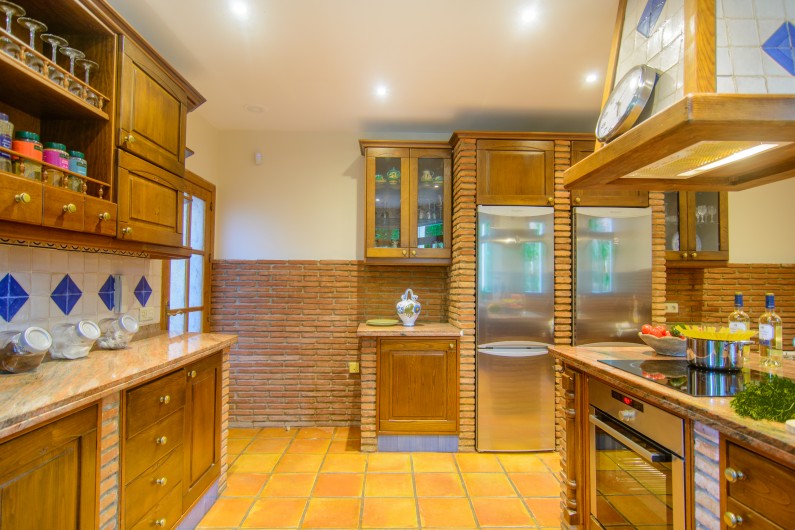 Location de vacances - Chalet à Marbella - Equipement moderne intégré dans une cuisine classique