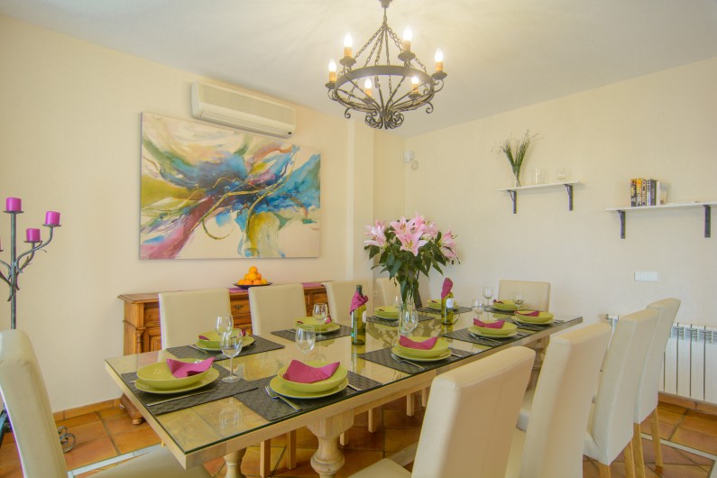 Location de vacances - Chalet à Marbella - Coin repas, table en bois pour 6 personnes, sortie sur la terrasse