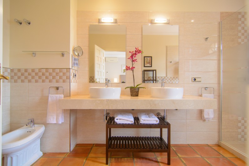 Location de vacances - Chalet à Marbella - Salle de bain attenante, douche, double lavabo, toilettes