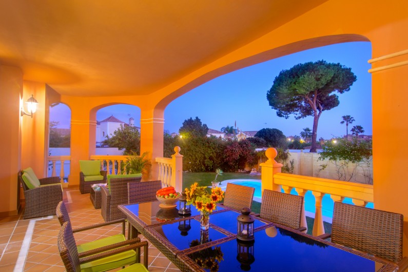 Location de vacances - Chalet à Marbella - Terrasse avec coin repas, coin salon, vue sur la piscine