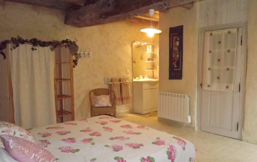 Location de vacances - Gîte à Xaintray - Chambre rez-de-chaussée, espace douche (90/90)