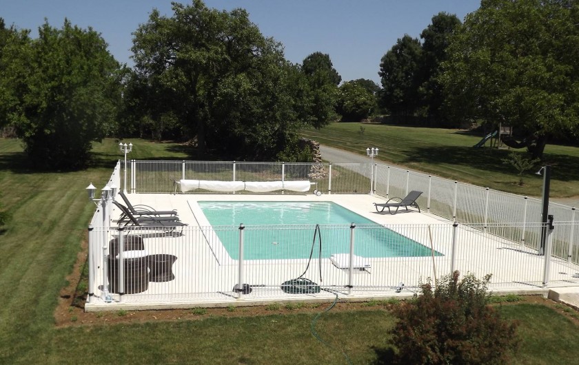 Location de vacances - Gîte à Xaintray - Piscine 10 m X 5 m, entièrement clôturée aux normes NF
