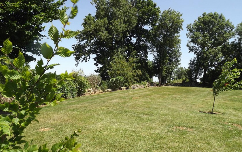 Location de vacances - Gîte à Xaintray - Grand jardin, entièrement clos.