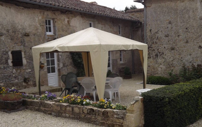 Location de vacances - Gîte à Xaintray - Espace terrasse ensoleillée