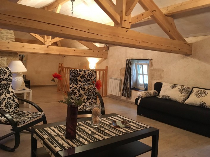 Location de vacances - Gîte à Xaintray - Grand salon à l'étage