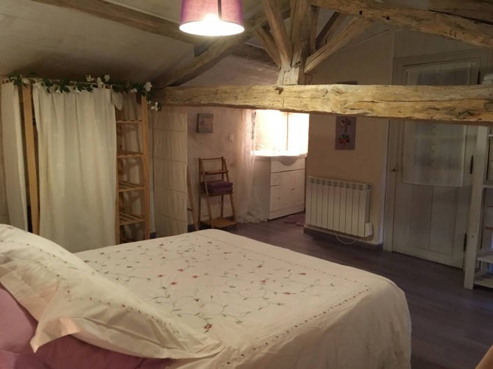 Location de vacances - Gîte à Xaintray - Chambre étage - lit 160/200 - espace douche (90/90)