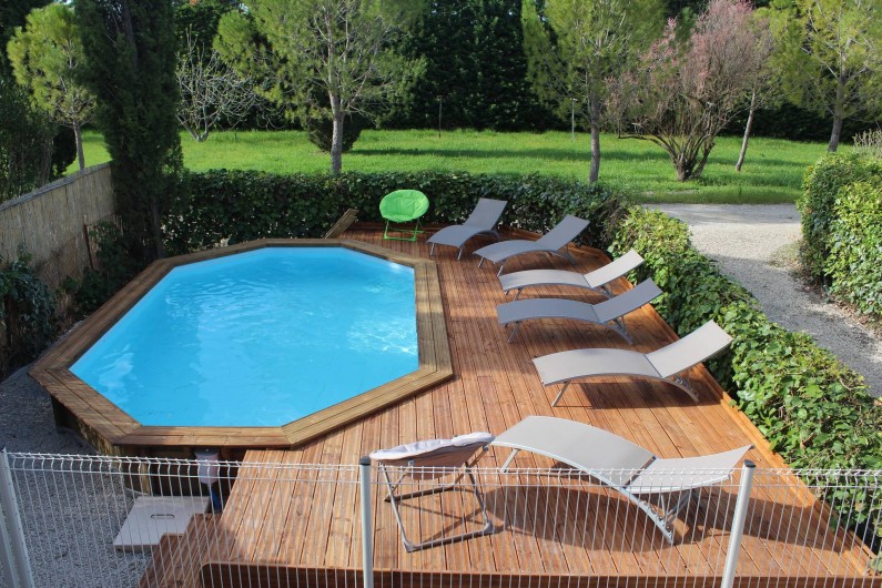 Location de vacances - Mas à Monteux - La piscine avec sa plage bois et les relax