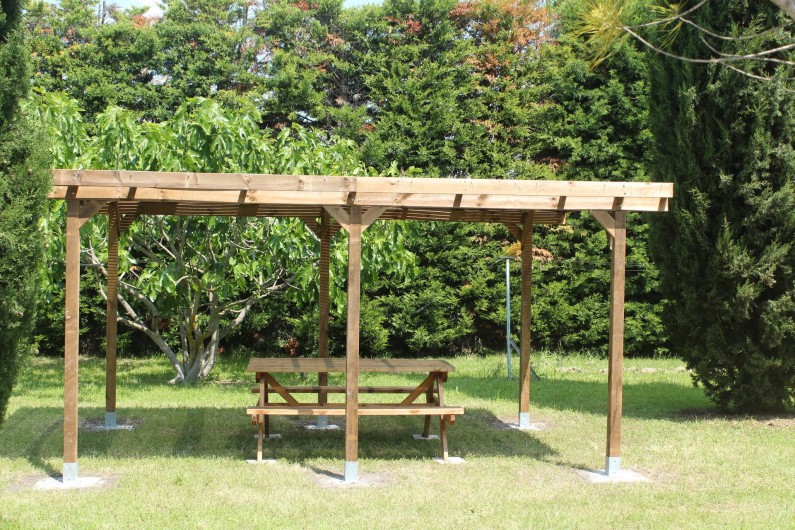 Location de vacances - Mas à Monteux - La pergola dans le parc contre la location