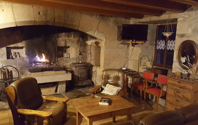 Location de vacances - Gîte à La Panouse - Lecture devant la cheminée GG