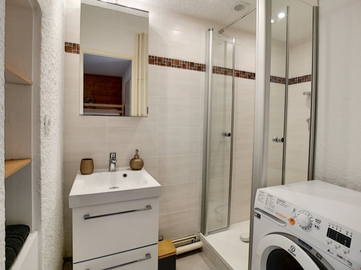 Location de vacances - Appartement à Les Deux Alpes - Lave linge séchant