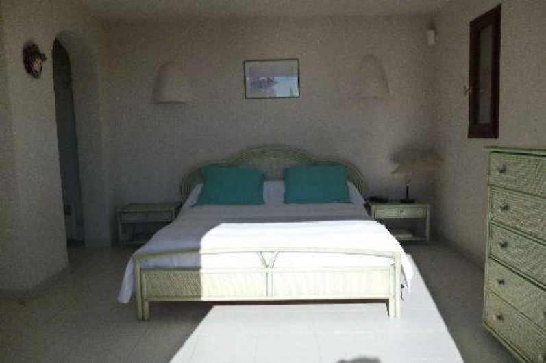 Location de vacances - Villa à Sainte-Lucie de Porto-Vecchio - Chambre parentale avec salle de bain