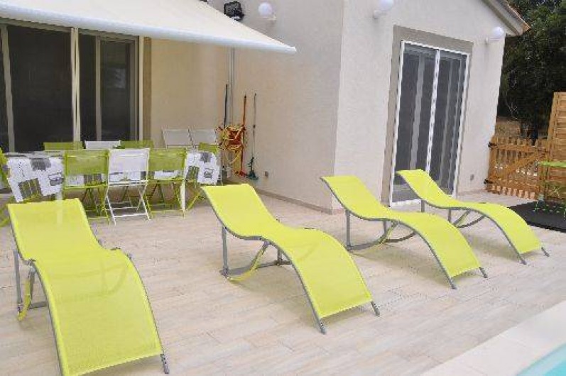 Location de vacances - Villa à Sainte-Lucie de Porto-Vecchio - TERRASSE AVEC SALON DE JARDIN ET TRANSATS