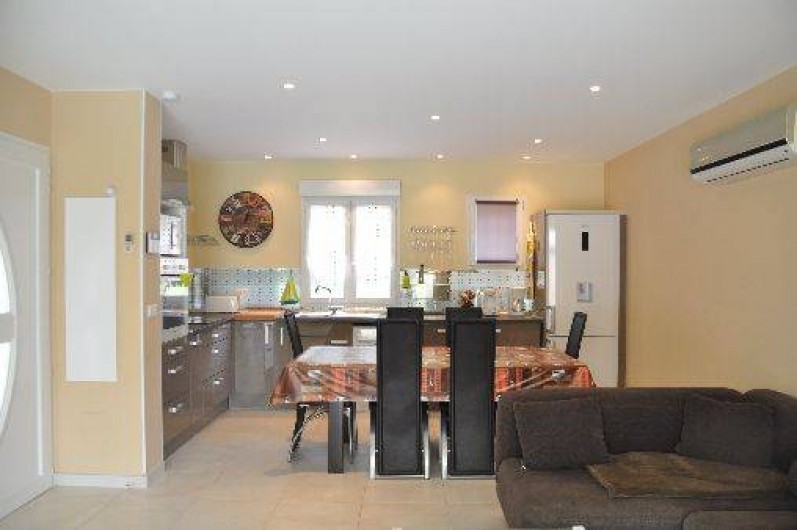 Location de vacances - Villa à Sainte-Lucie de Porto-Vecchio - CUISINE AVEC COIN REPAS