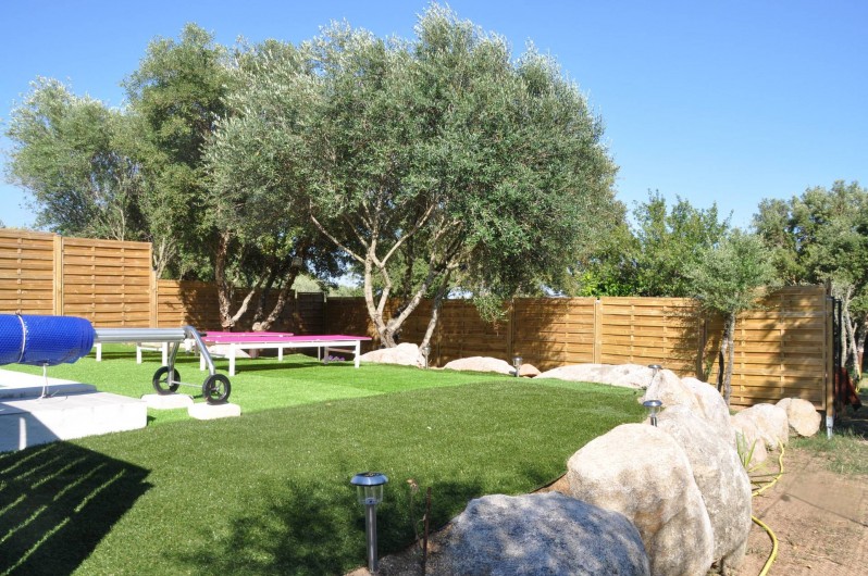 Location de vacances - Villa à Sainte-Lucie de Porto-Vecchio - COIN PELOUSE DEVANT PISCINE