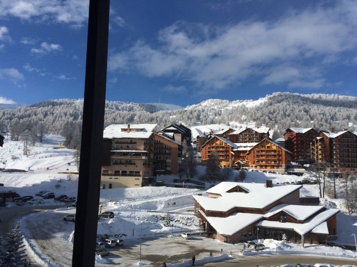 Location de vacances - Appartement à Station de Risoul 1850 - La vue version hivers, vers les piste et le village