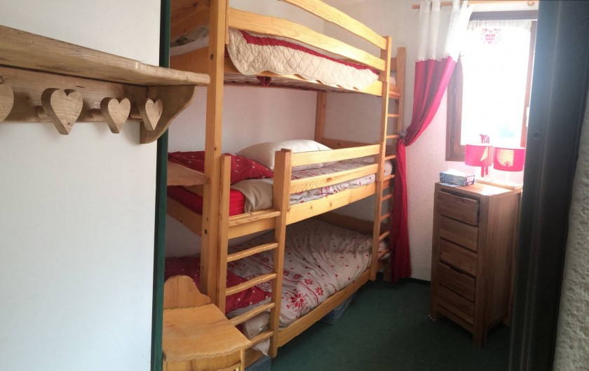 Location de vacances - Appartement à Station de Risoul 1850 - La chambre triple où les enfants peuvent jouer
