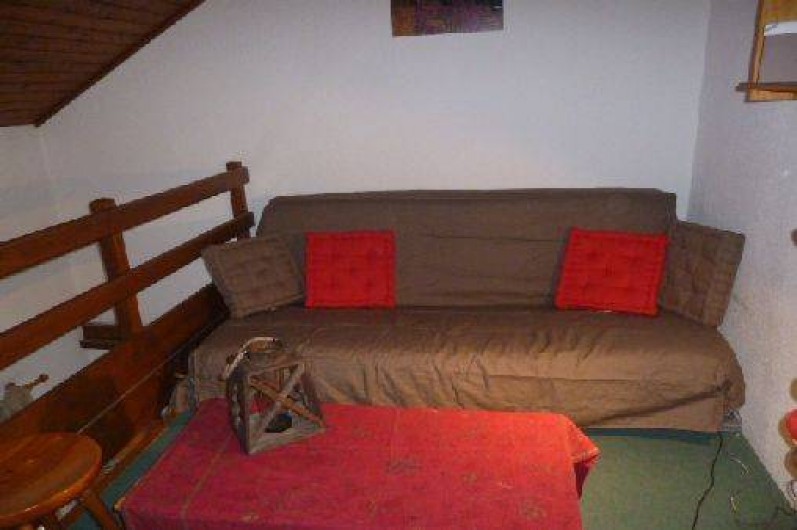 Location de vacances - Appartement à Station de Risoul 1850 - le coin salon se ferme avec une cloison mobile pour un coin nuit double intime..