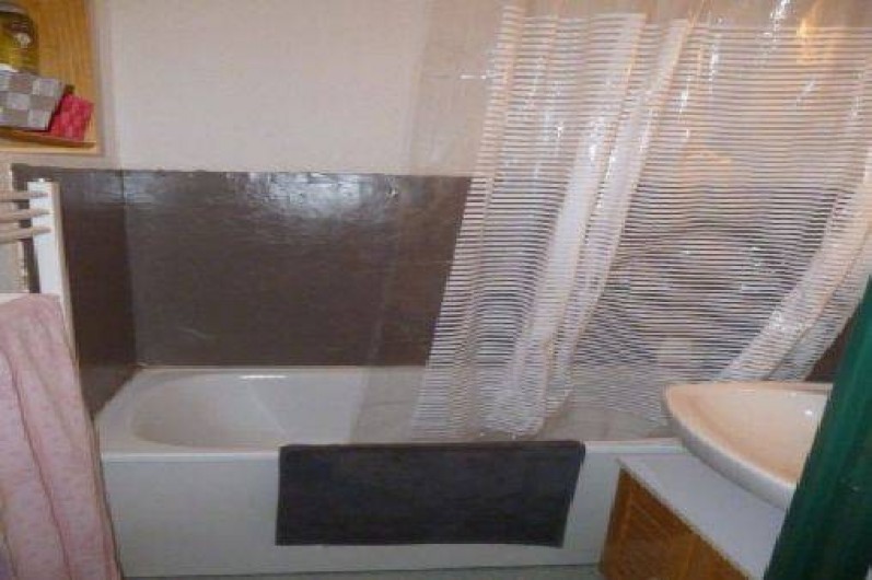 Location de vacances - Appartement à Station de Risoul 1850 - Une salle de bain avec baignoire