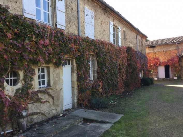 Location de vacances - Appartement à Trézioux - Devant le logement, dans la cour intèrieure