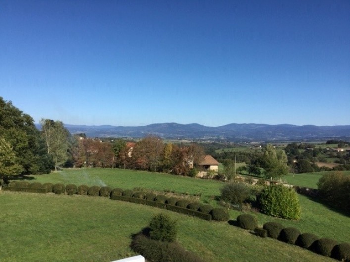 Location de vacances - Appartement à Trézioux - vue de la piscine
