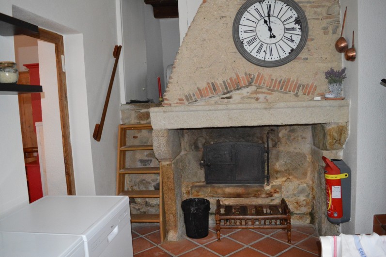 Location de vacances - Appartement à Trézioux - escalier menant à la petite chambre avec 1 lit simple