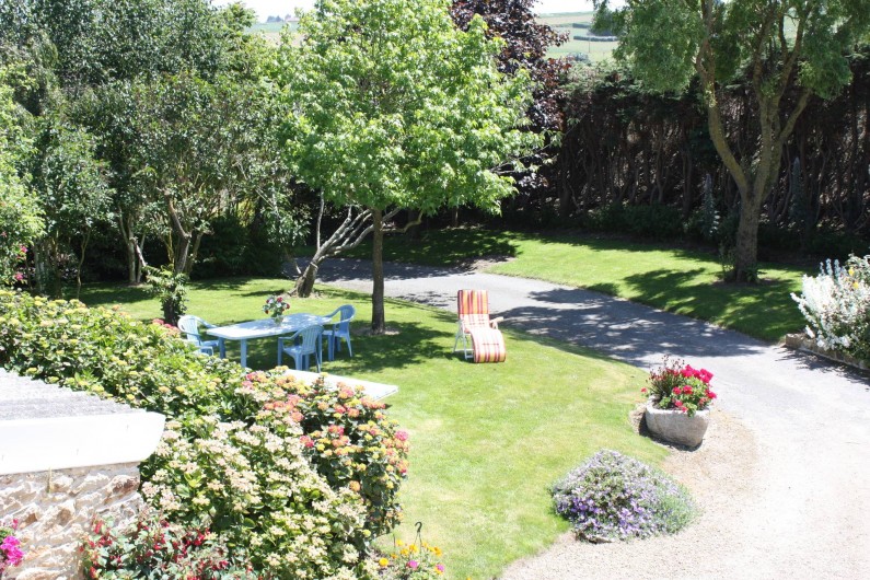 Location de vacances - Gîte à Saint-Pol-de-Léon - Le jardin fleuri