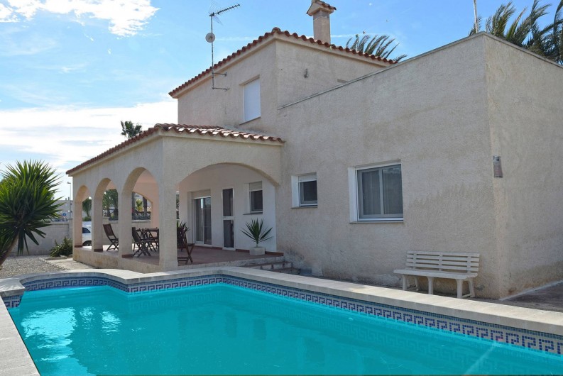 Location de vacances - Chalet à Amposta - façade et piscine