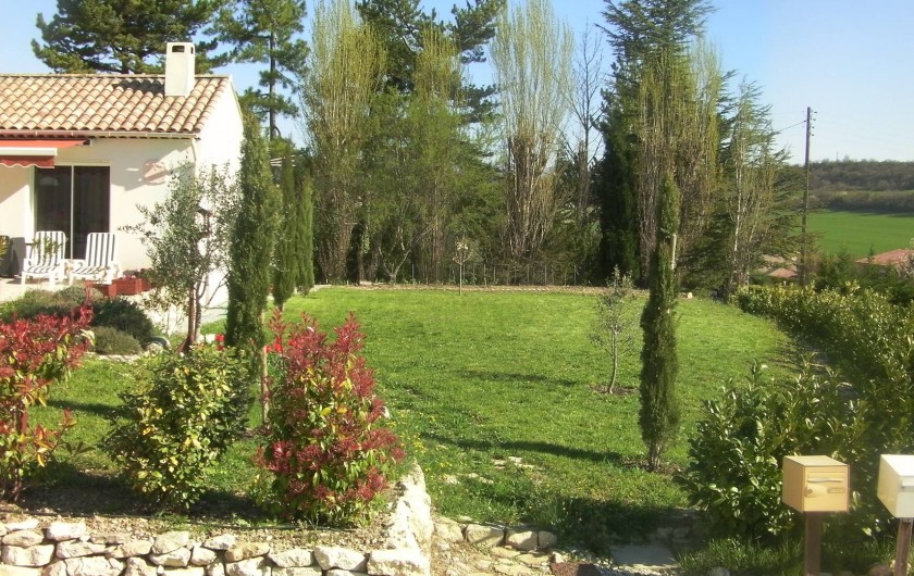 Location de vacances - Villa à Saint-Michel-l'Observatoire - Terrain côté Est