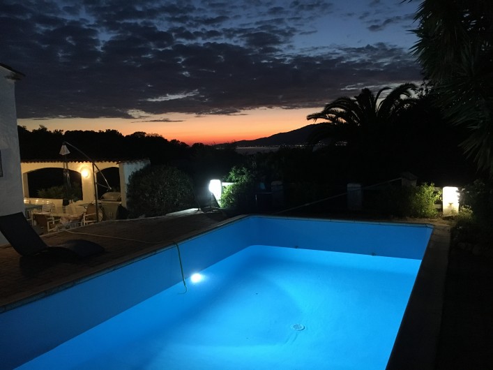 Location de vacances - Villa à Porticcio - Piscine avec spot multicolore
