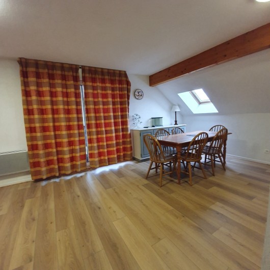 Location de vacances - Appartement à Loudenvielle - Le coin repas et accès à la terrasse.