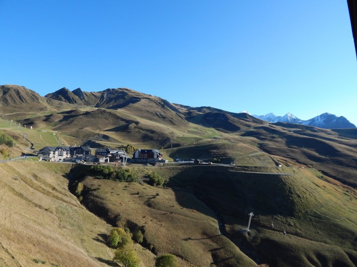 Location de vacances - Appartement à Loudenvielle - Vue de la terrasse, sur la station, l'été.