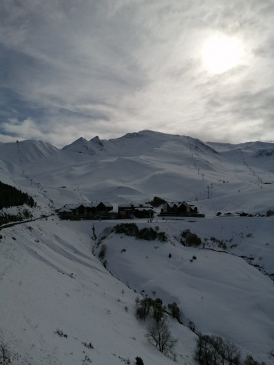 Location de vacances - Appartement à Loudenvielle - Vue de la terrasse, sur la station, l'hiver.