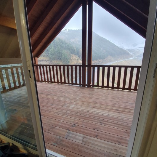 Location de vacances - Appartement à Loudenvielle - La terrasse passe du béton au bois !