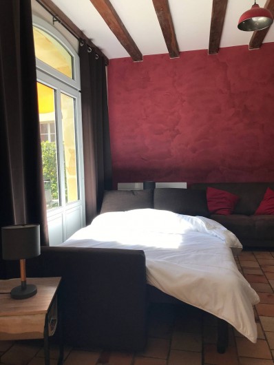 Location de vacances - Gîte à Villandry - Salon transformé. Vrai couchage double, rideaux occultant et séparation