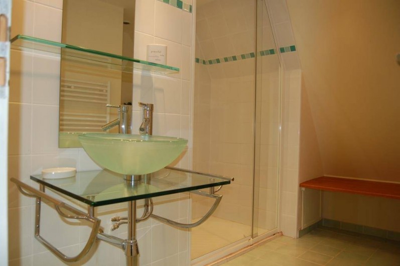 Location de vacances - Gîte à Saint-Médard-d'Excideuil - salle d'eau commune chambre 3 et 4 gîte La Girouette