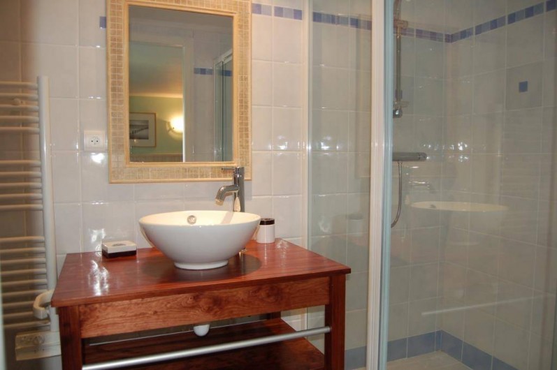 Location de vacances - Gîte à Saint-Médard-d'Excideuil - Salle d'eau chambre 2